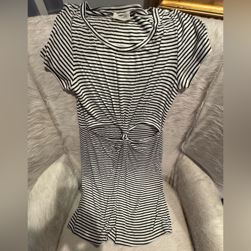 Everly women’s striped stretch dress w small cutouts. M. Navy/white striped.
